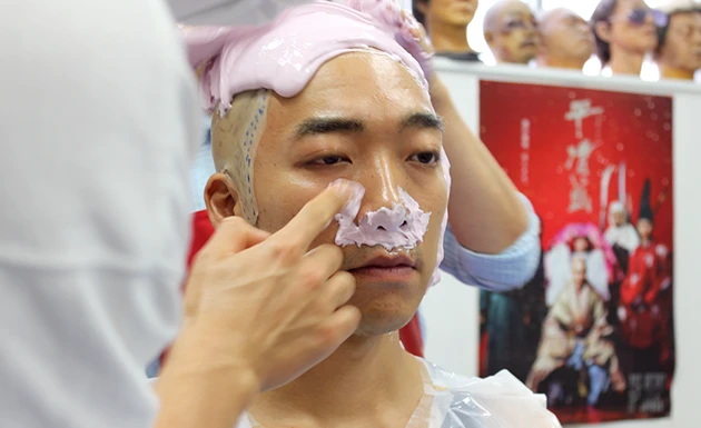 アルジネイトを役者の顔や体に直接塗りこみの写真