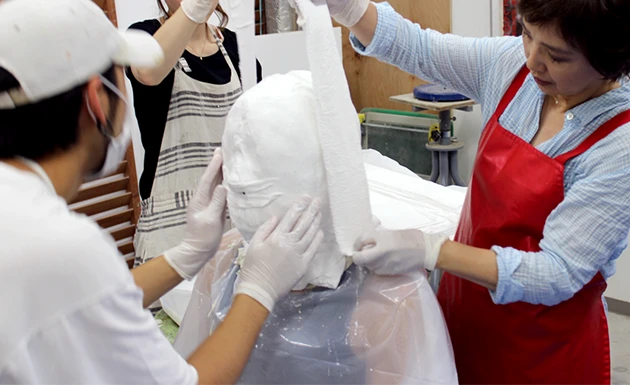 石膏包帯でバックアップの写真